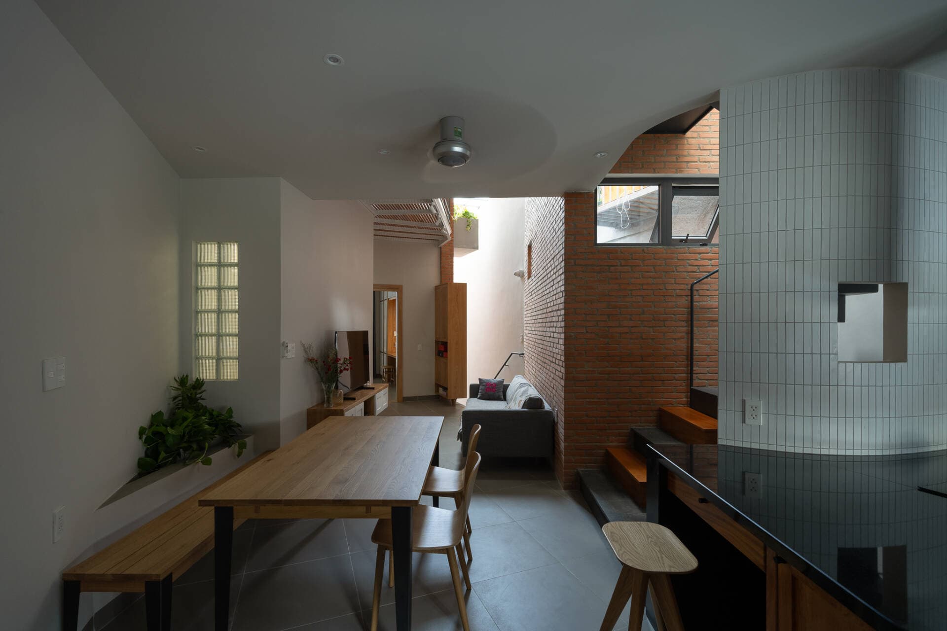 M house - Nhà ống hướng Tây kích thước 5m x 14-15m cuối hẻm cụt