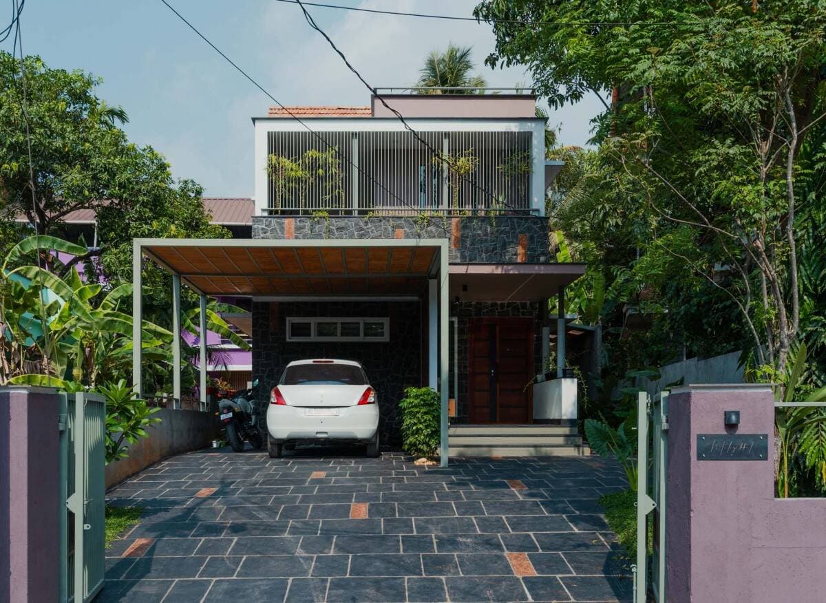 Nhà ống hướng Tây nở hậu luôn thoáng mát nhờ thiết kế mặt tiền tối ưu