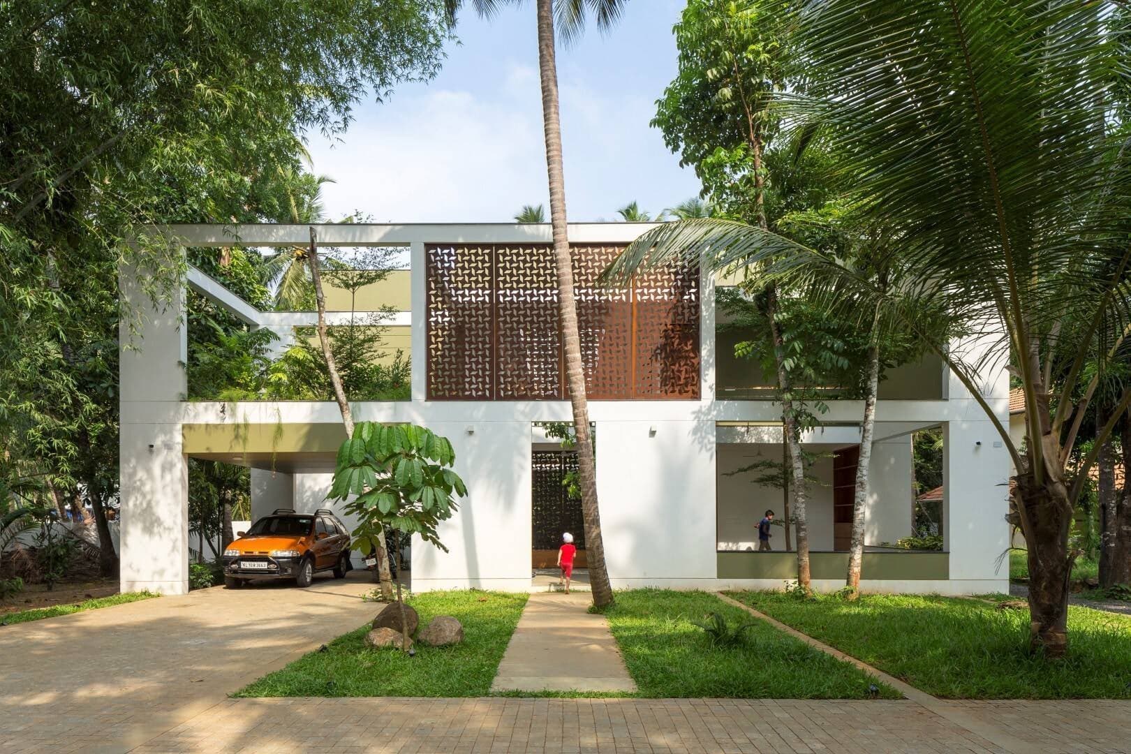 Nhà phố luôn lộng gió và được phủ kín cây xanh nhờ thiết kế vườn trong độc đáo, sáng tạo