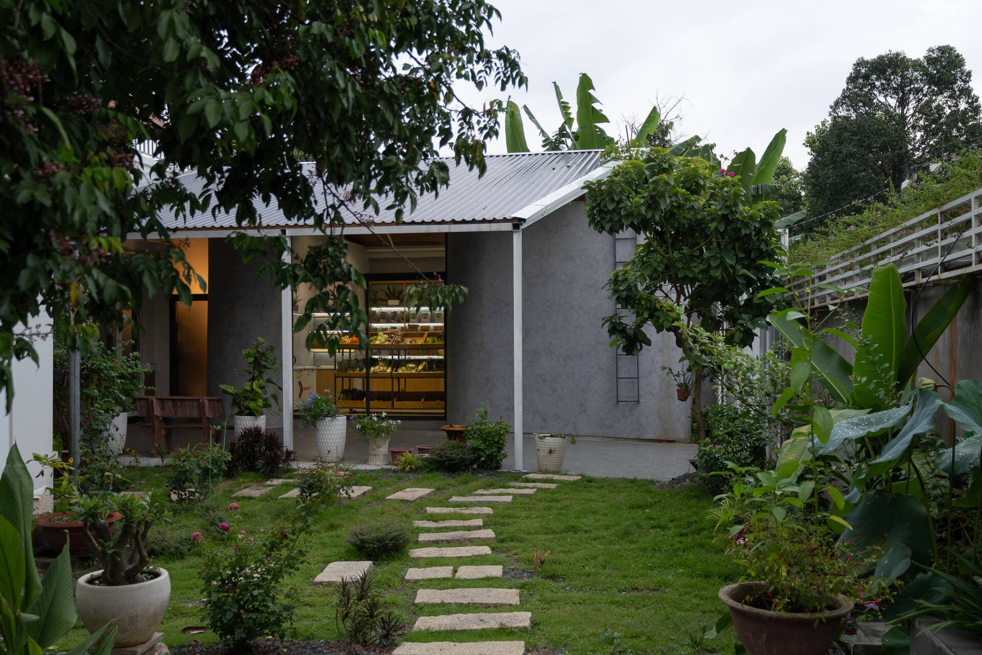 Shophouse 60m2 ở Biên Hòa có mái kính, lam gỗ và khu vườn xanh mát
