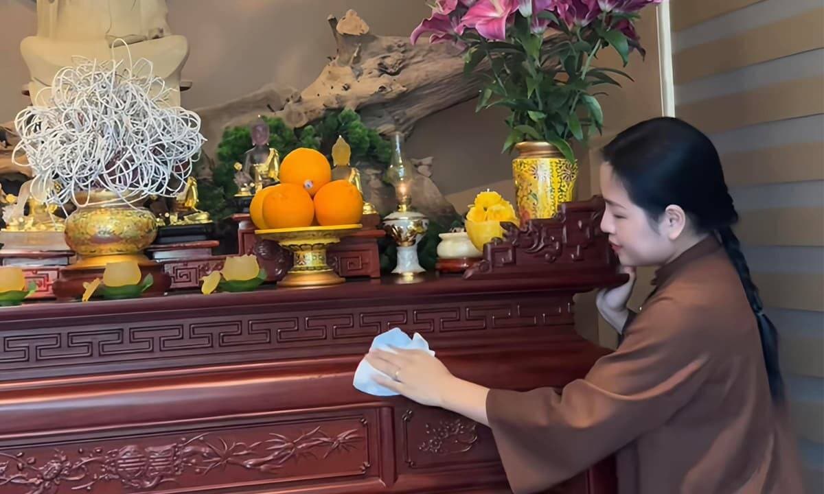 Một sai lầm tối kỵ khi bao sái bàn thờ khiến gia chủ có thể "tiêu tán tài lộc”
