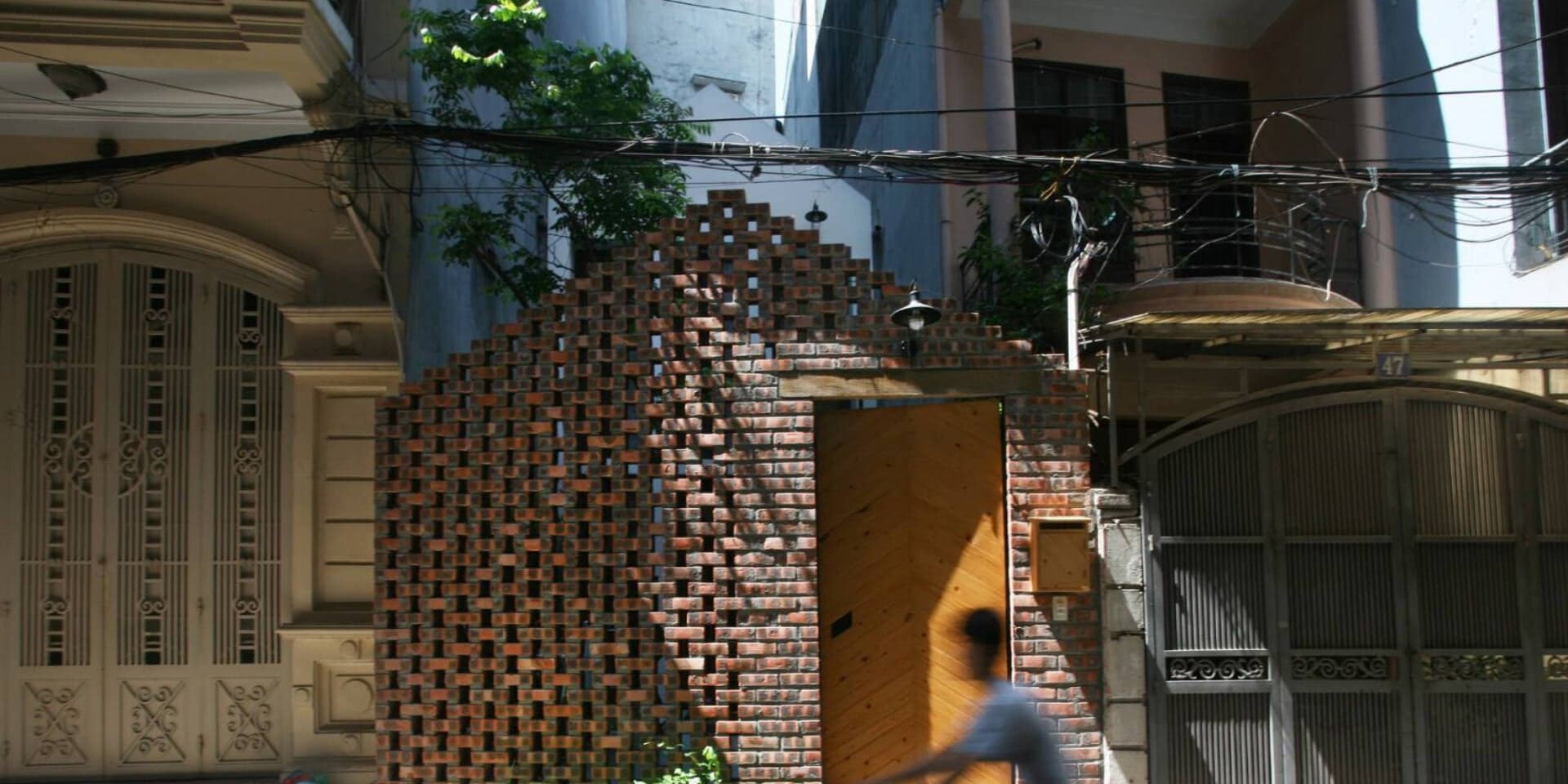 Những lý do không nên xây nhà thấp hơn 2 nhà bên cạnh