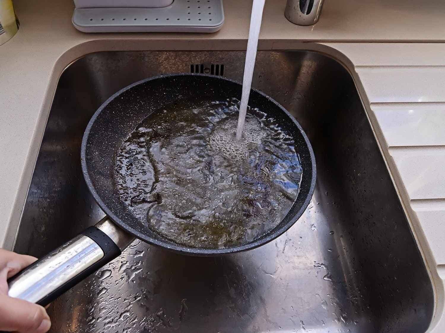 Vì sao không nên rửa nồi dính dầu mỡ bằng nước nóng?