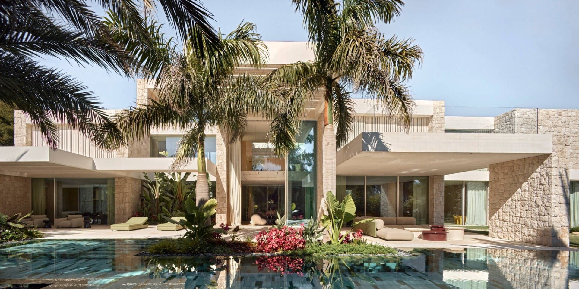 Jacaranda House: Bản giao hưởng giữa bê tông trắng, đá thô và thiên nhiên