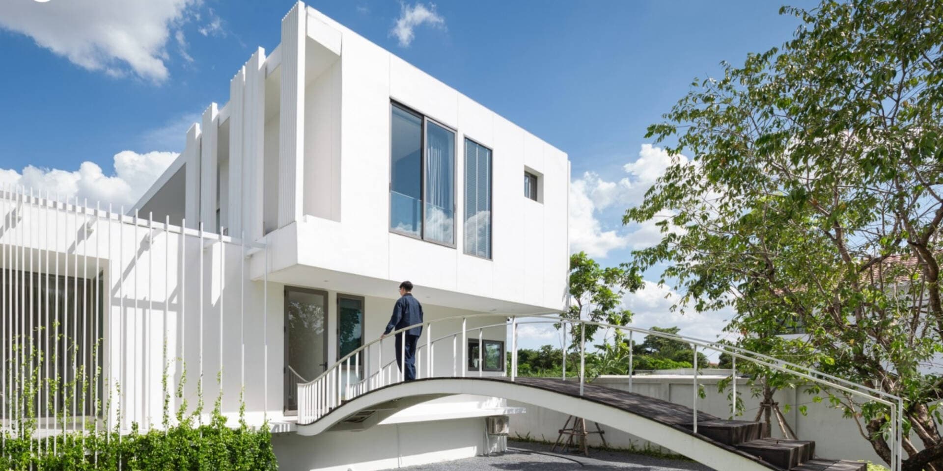 Thiết kế chữ U bao quanh bể bơi giúp nhà mặt tiền 10m ngập tràn ánh sáng và mảng xanh
