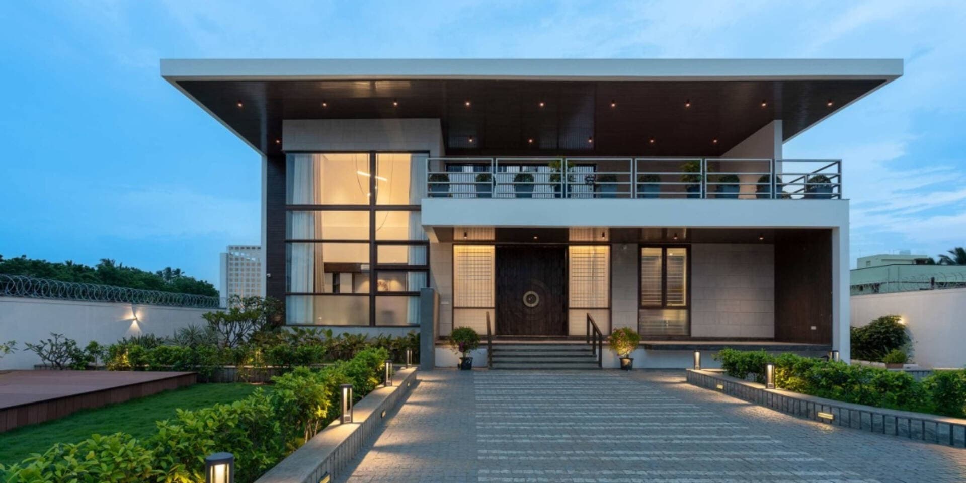 Nhà 2 tầng hiện đại thiết kế xoay quanh khối bê tông và khoảng sân trung tâm