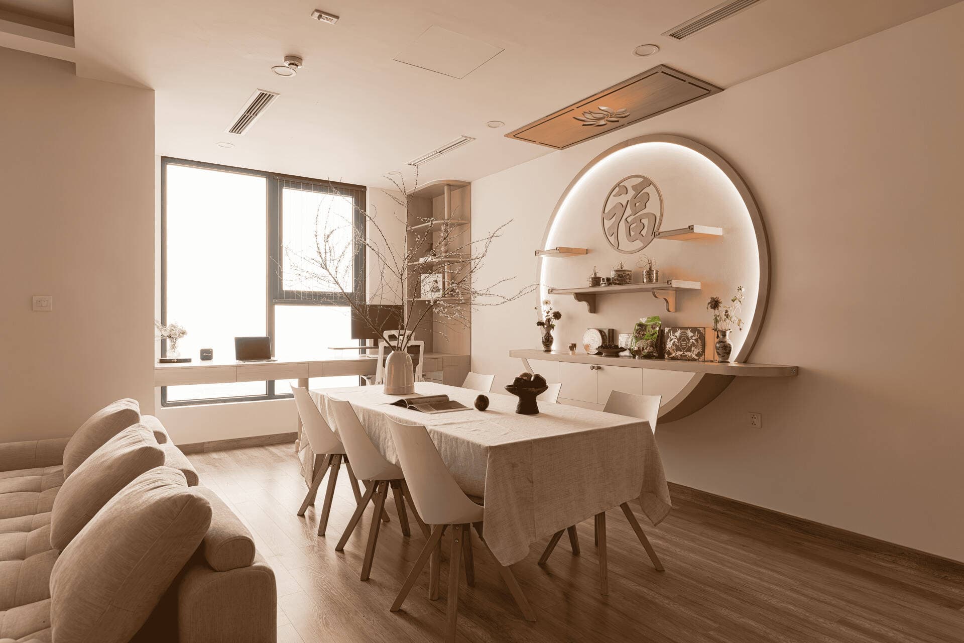 Căn hộ 136m² cải tạo mở rộng không gian với vách kính cửa vòm và bố cục liền mạch tối ưu trải nghiệm sống