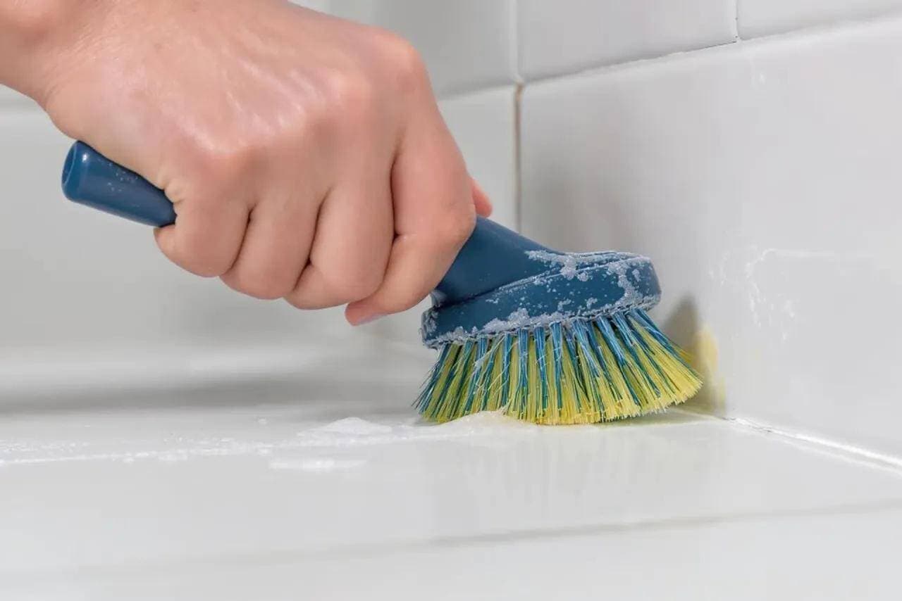 Đường ron bị nứt gãy, bong tróc sau thời gian ngắn là do vật liệu hay do thi công?